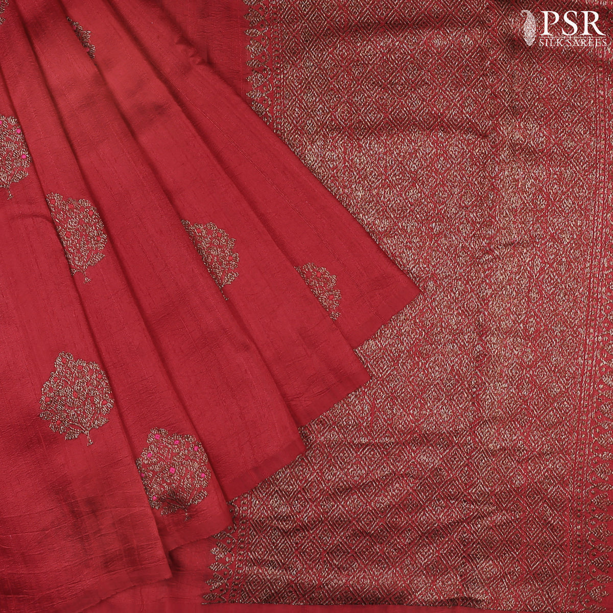 PSR Silks proudly presents a regal&nbsp;Red Banaras Jute Silk Saree, paired with a rich Dark Green combination.