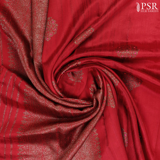 PSR Silks proudly presents a regal&nbsp;Red Banaras Jute Silk Saree, paired with a rich Dark Green combination.