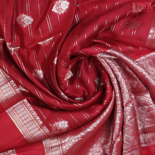 Drape yourself in the opulence of our Carmine Red Chiniya Silk Saree, beautifully paired with a Dark Green contrast.