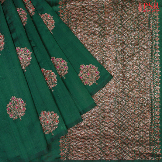 PSR Silks proudly presents a regal Dark Green&nbsp;Banaras Jute Silk Saree, paired with a rich Red&nbsp;combination.