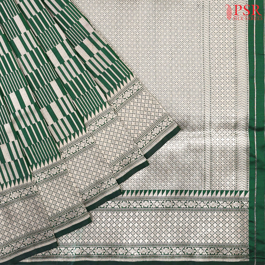 PSR Silk Sarees presents an elegant&nbsp;Dark Green Banaras Silk Saree, a masterpiece of heritage and craftsmanship.