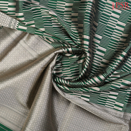 PSR Silk Sarees presents an elegant&nbsp;Dark Green Banaras Silk Saree, a masterpiece of heritage and craftsmanship.