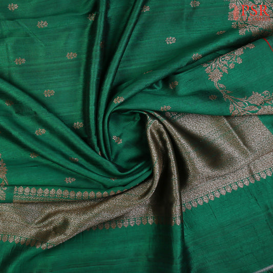 PSR Silks presents a stunning Emerald Green&nbsp;Banaras Jute Silk Saree, paired beautifully with a rich Berry Red combination.