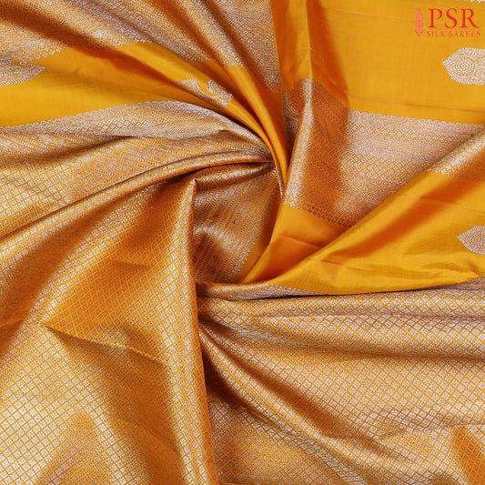 This Mustard Yellow Kanchipuram Silk Saree from PSR Silk Sarees is a radiant masterpiece from the "Shrestha Kanjivaram" collection