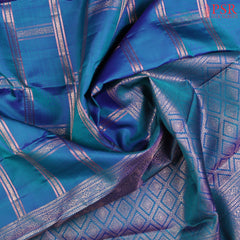 Step into timeless sophistication with our Peacock Blue Soft Silk Saree, beautifully contrasted with a vibrant Hot Pink combination. 