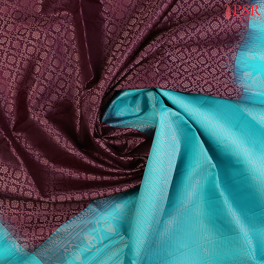 Step into luxury with our&nbsp;Plum Brown Soft Silk Saree, beautifully complemented by a&nbsp;rich Turquoise Blue contrast. 