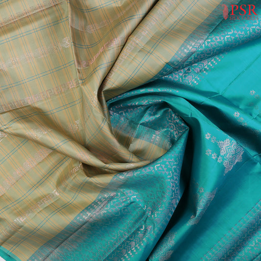 Step into refined luxury with our Wheat Beige Soft Silk Saree, exquisitely paired with a vibrant Turquoise contrast.